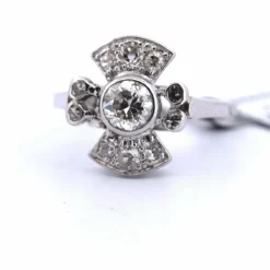 BAGUE EN OR BLANC AVEC DIAMANTS