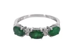 Bague en or blanc avec diamants et émeraude