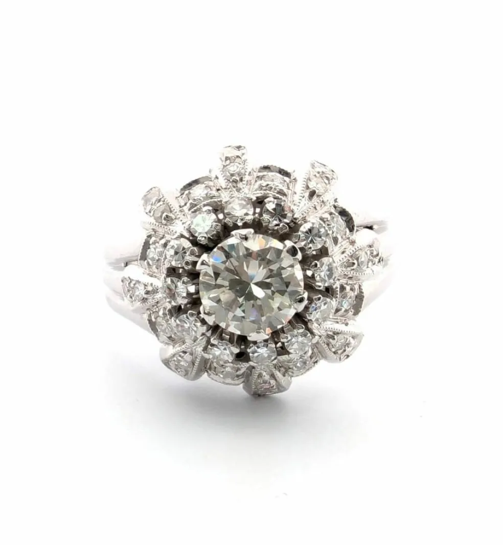 Bague en or blanc avec diamant central et diamants latéraux