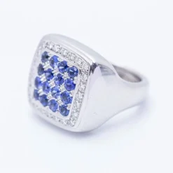 Bague en or blanc avec diamants et saphirs