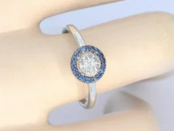 Bague en or blanc avec diamants et saphirs