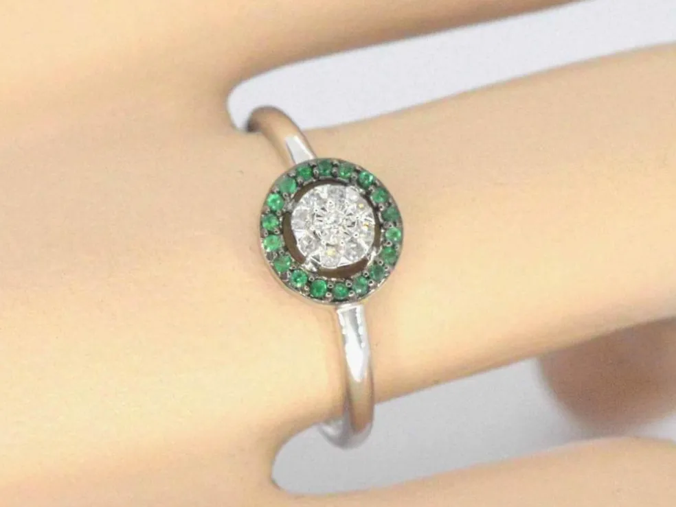 Bague en or blanc avec diamants et émeraude