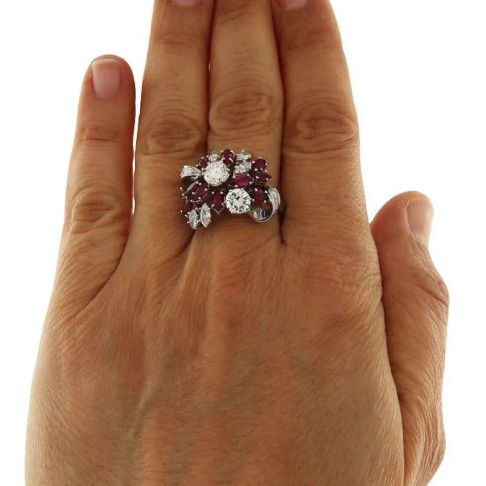 Bague en or blanc avec diamants et rubis
