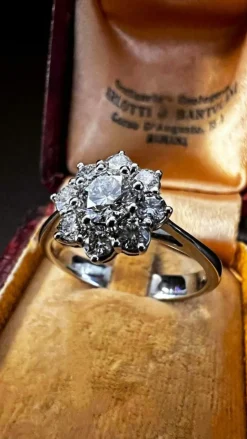 Bague en or blanc avec diamants