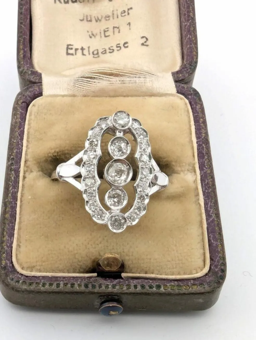 Bague en or blanc avec diamants