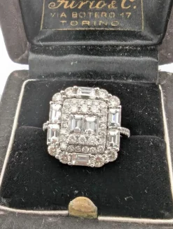 Bague en or blanc avec diamants baguette et brillant