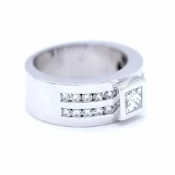 Bague en or blanc avec diamant taille princesse