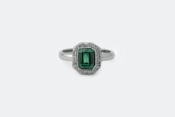 Bague en or blanc avec diamants et émeraude