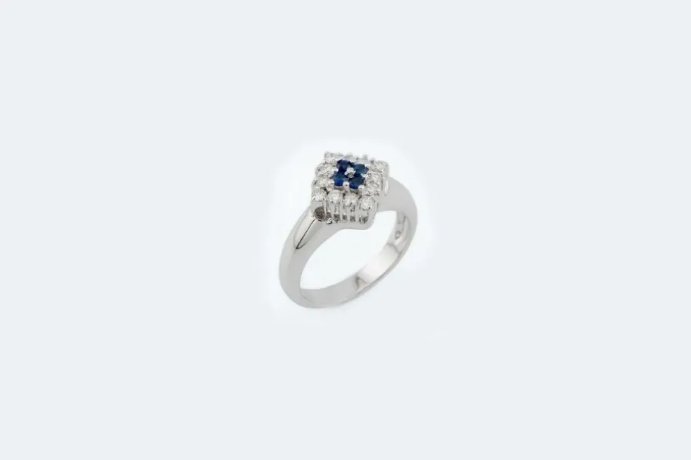 Bague en or blanc avec diamants et saphir