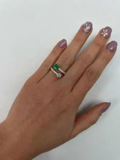 Bague en or blanc avec diamants et émeraude de la vieille mine