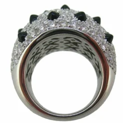 Bague en or blanc avec diamants et onyx