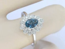 Bague en or blanc avec diamants et topaze
