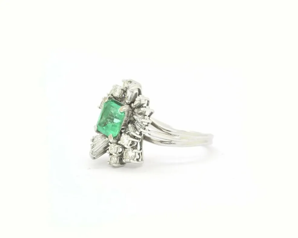 Bague en or blanc avec diamants et émeraude 1,81 ct