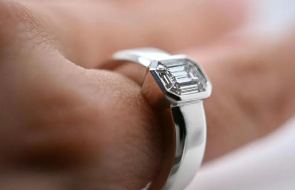 Bague en or blanc avec diamants 1 carat