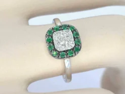 Bague en or blanc avec diamants et émeraude