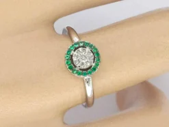 Bague en or blanc avec diamants et émeraudes