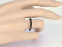 Bague en or blanc avec diamants noirs taille brillant