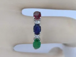 Bague en or blanc avec diamants, saphir, rubis et émeraude
