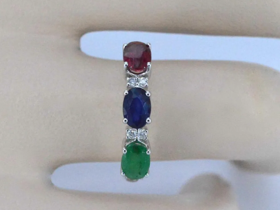 Bague en or blanc avec diamants, saphir, rubis et émeraude