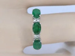 Bague en or blanc avec diamants et émeraude