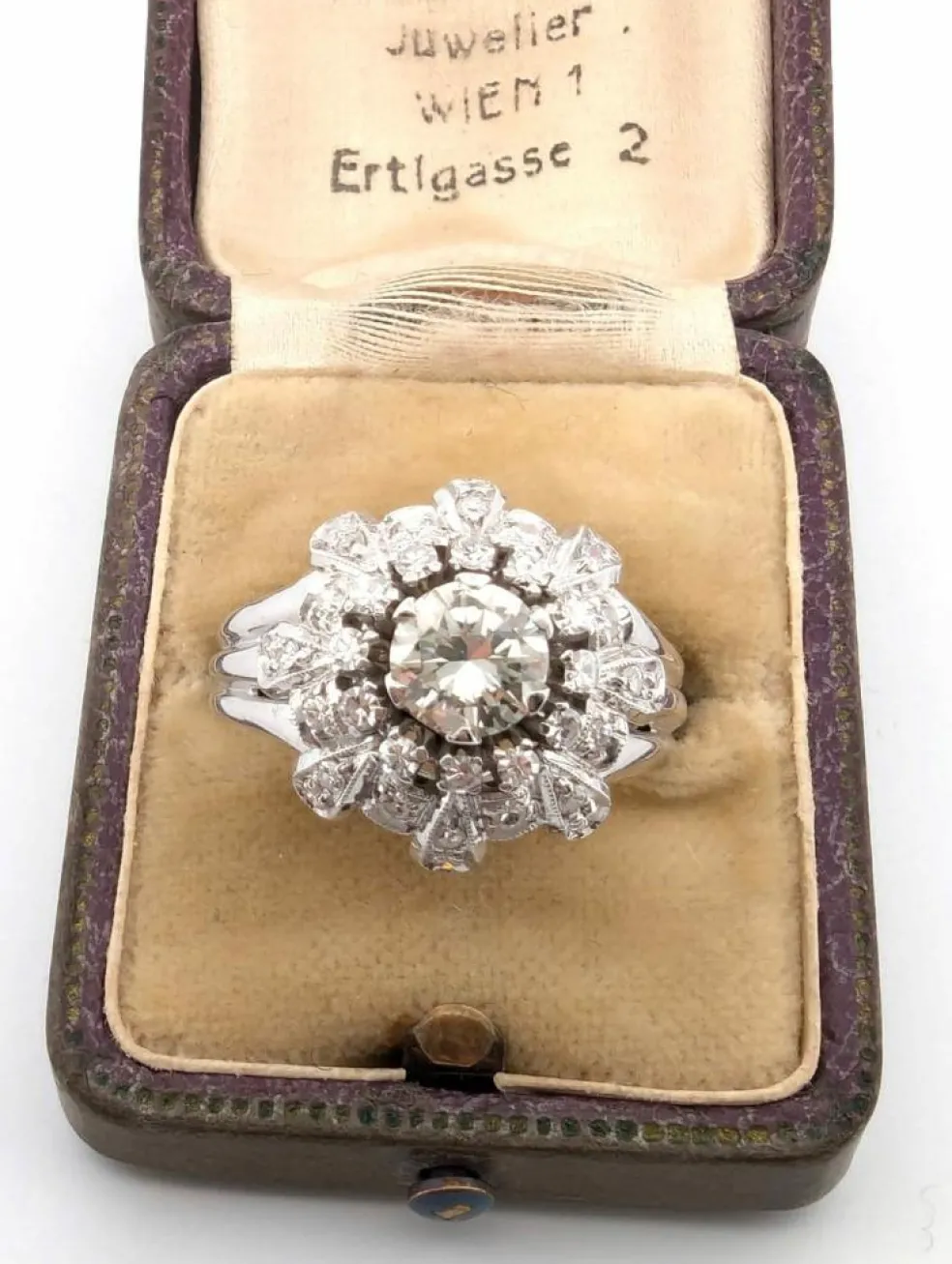 Bague en or blanc avec diamant central et diamants latéraux
