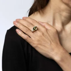 Bague en or blanc avec diamants et tourmaline verte écume de mer