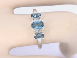 Bague en or blanc avec diamants et topaze