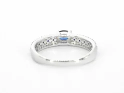 Bague en or blanc avec diamants et saphirs