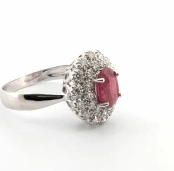 Bague en or blanc avec diamants et rubis central