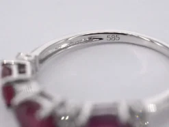 Bague en or blanc avec diamants et rubis