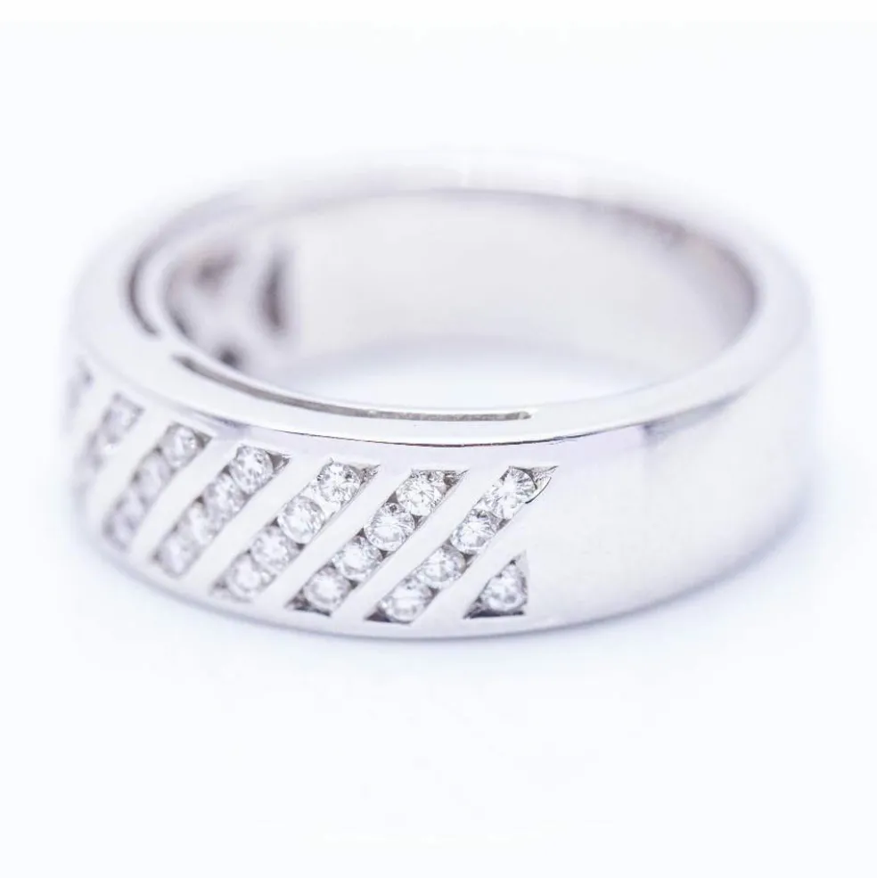 Bague en or blanc avec diamants