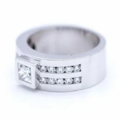 Bague en or blanc avec diamant taille princesse