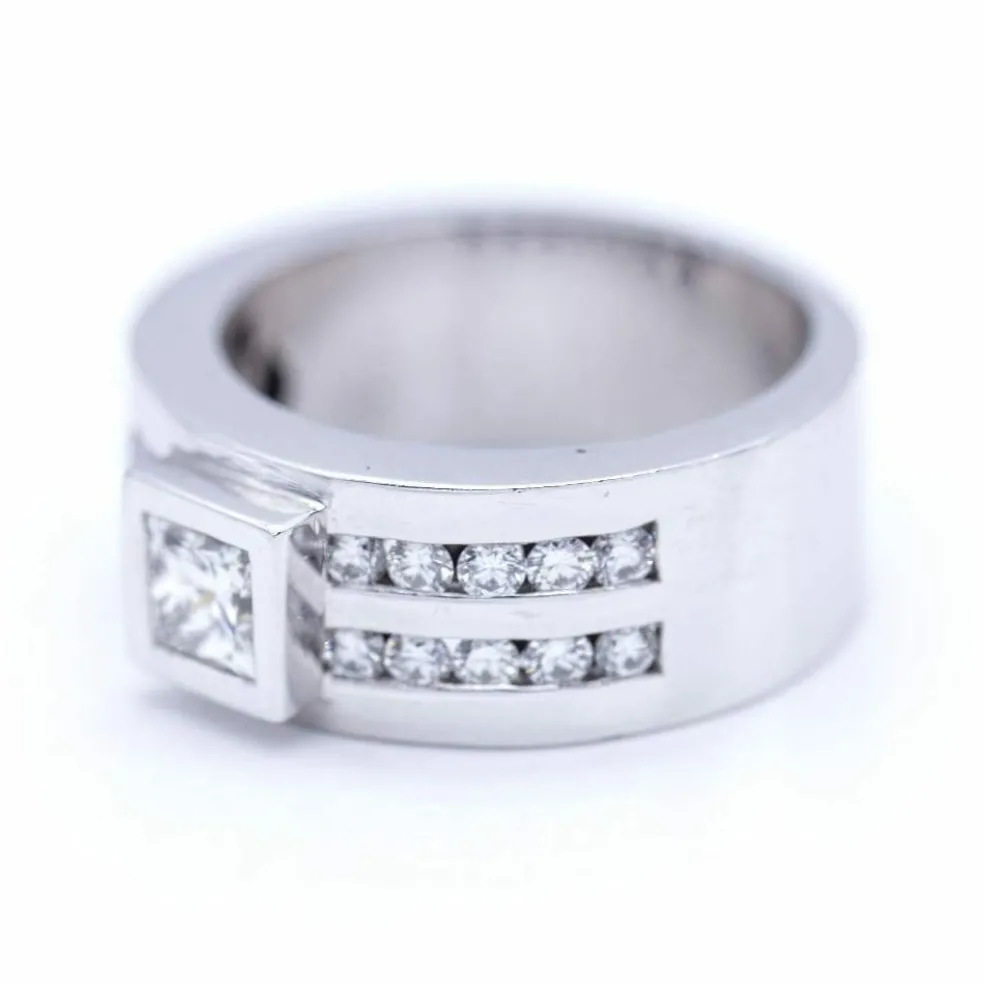 Bague en or blanc avec diamant taille princesse