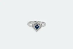 Bague en or blanc avec diamants et saphir