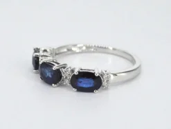 Bague en or blanc avec diamants et saphir