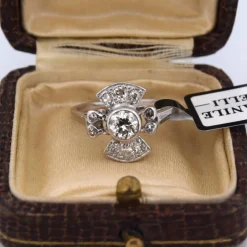 BAGUE EN OR BLANC AVEC DIAMANTS