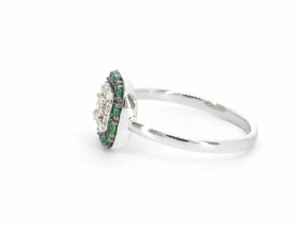 Bague en or blanc avec diamants et émeraude
