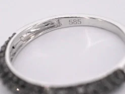 Bague en or blanc avec diamants noirs taille brillant