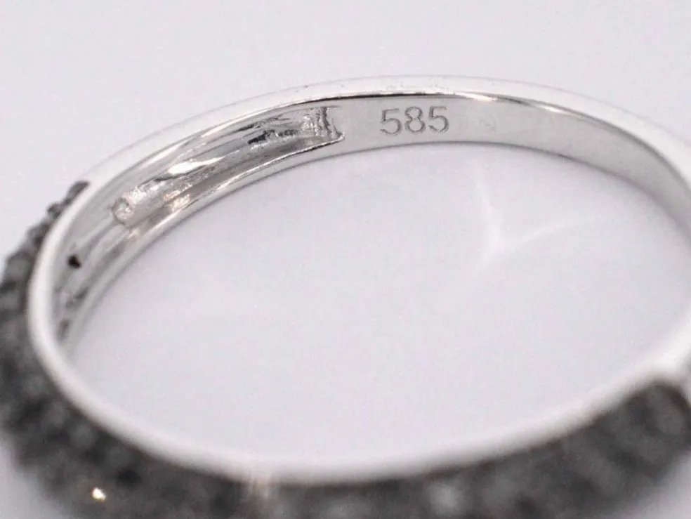 Bague en or blanc avec diamants noirs taille brillant
