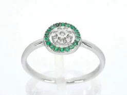 Bague en or blanc avec diamants et émeraudes