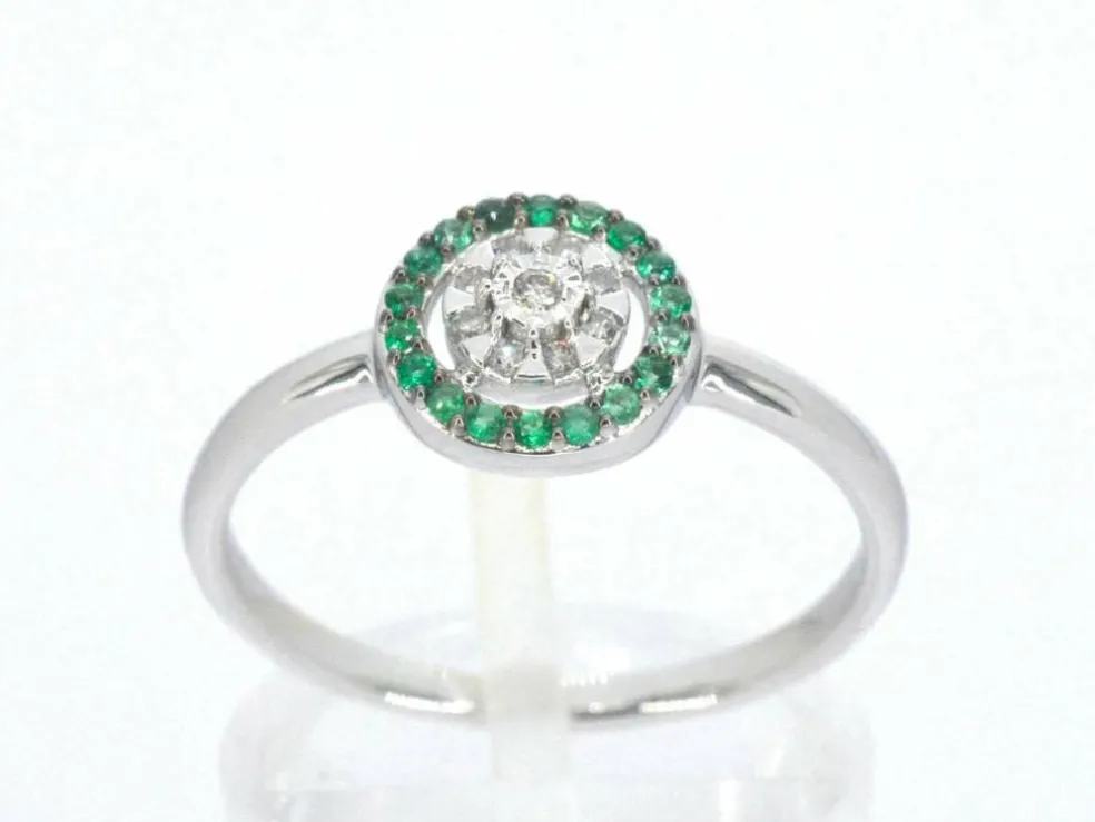 Bague en or blanc avec diamants et émeraudes