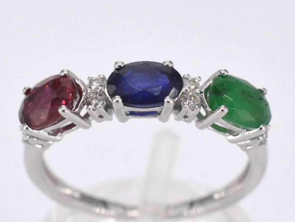 Bague en or blanc avec diamants, saphir, rubis et émeraude