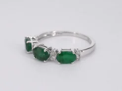 Bague en or blanc avec diamants et émeraude