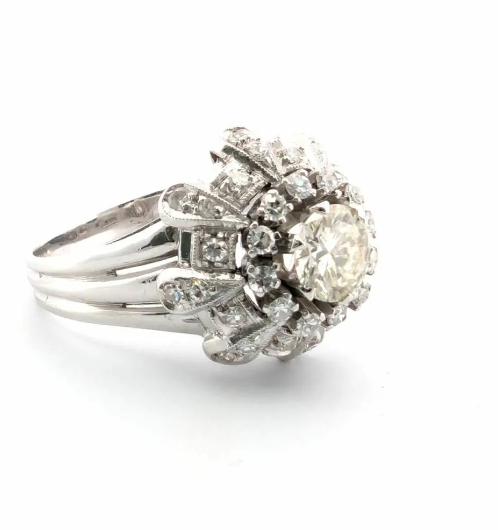 Bague en or blanc avec diamant central et diamants latéraux