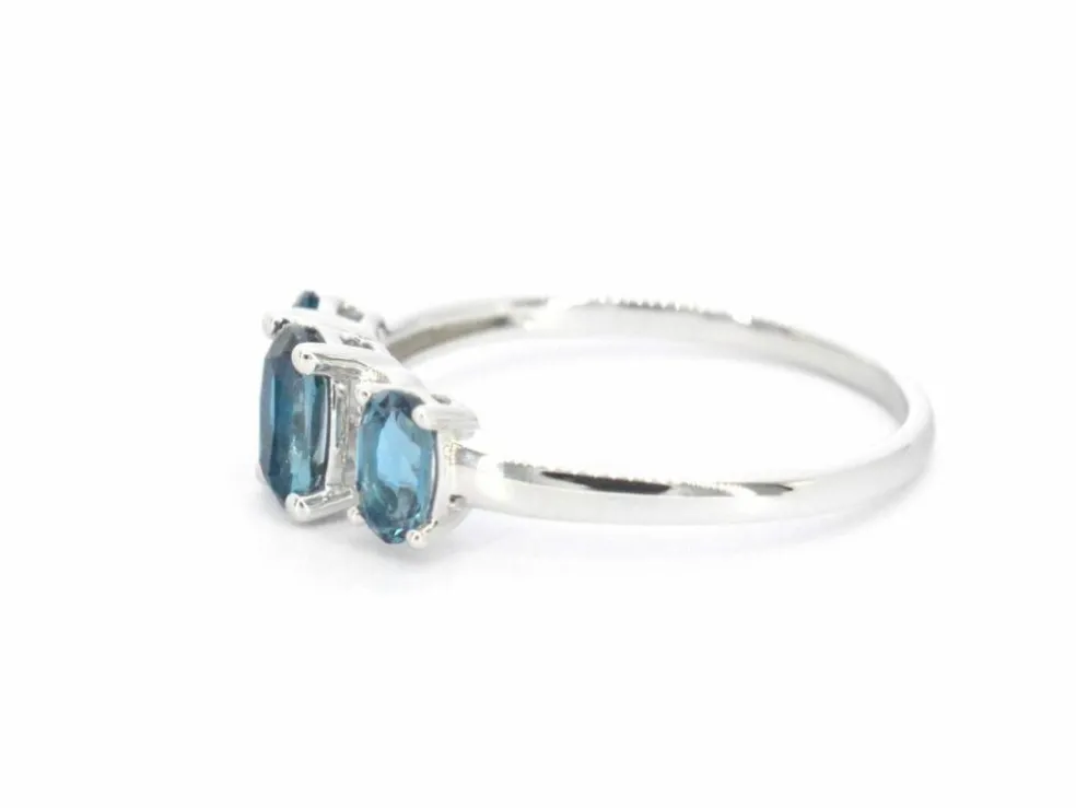 Bague en or blanc avec diamants et topaze