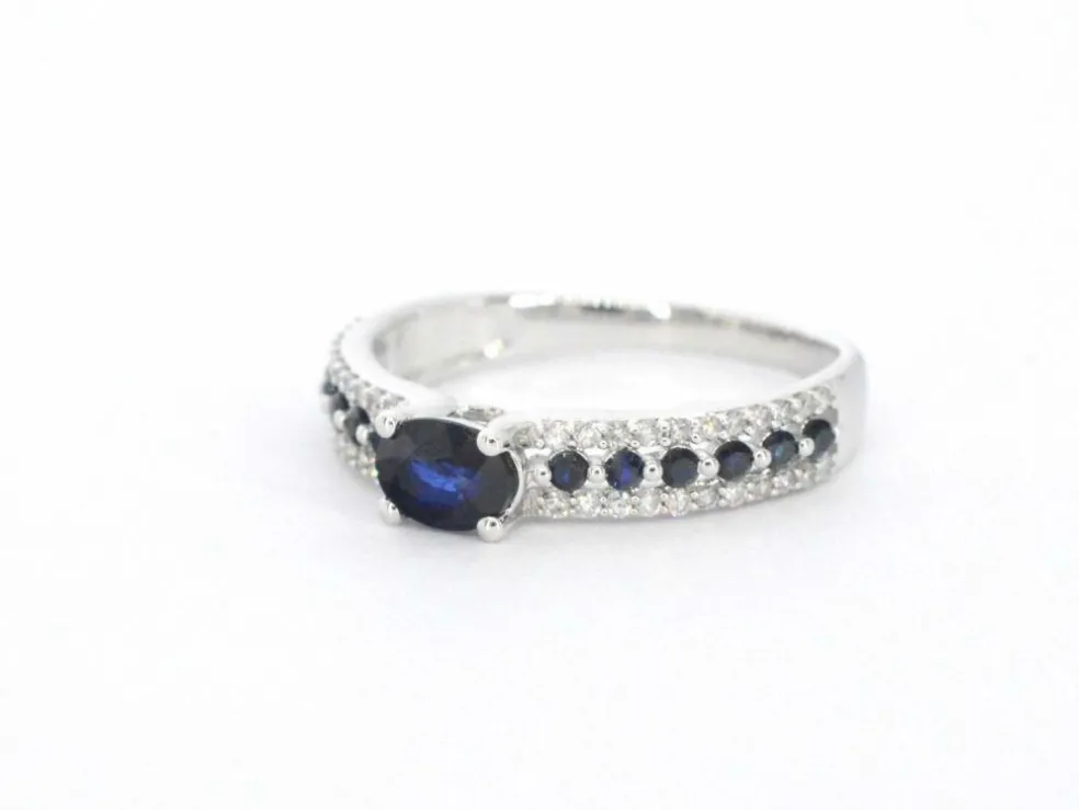 Bague en or blanc avec diamants et saphirs