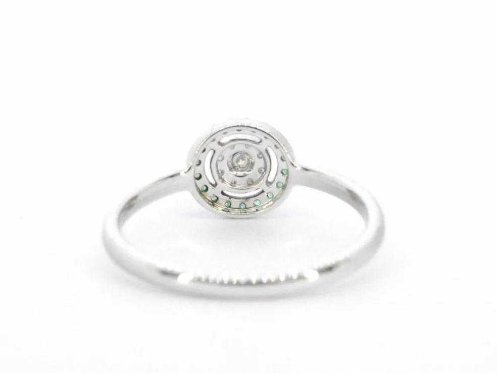 Bague en or blanc avec diamants et émeraude