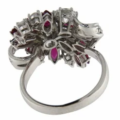 Bague en or blanc avec diamants et rubis