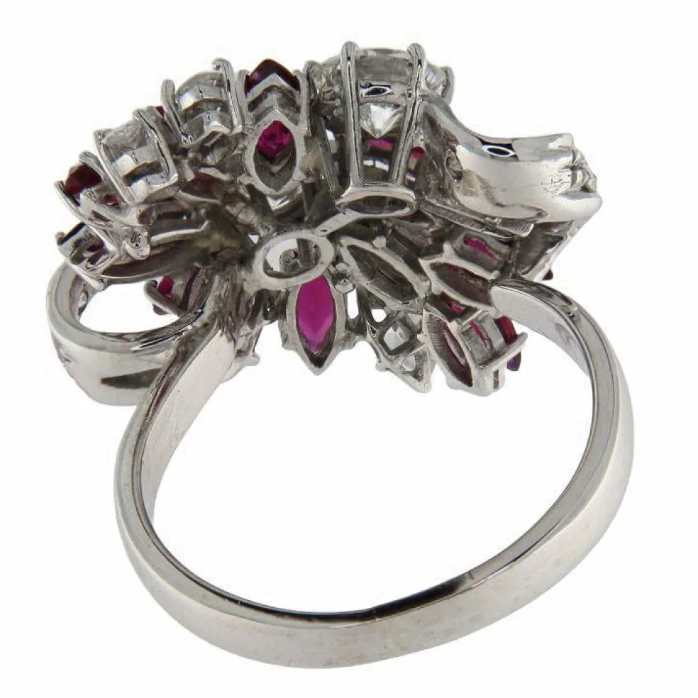 Bague en or blanc avec diamants et rubis