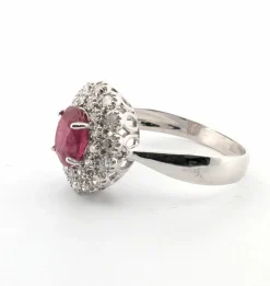 Bague en or blanc avec diamants et rubis central